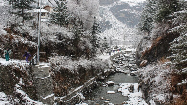 Shimla Manali Turn into White Wonderland as Fresh Snowfall Delights on Christmas Eve