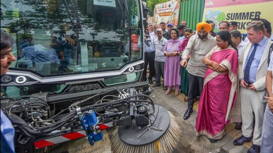 Delhi Pollution Fight Faces Roadblocks: Experts Call for Tech-Driven, Regional Solutions