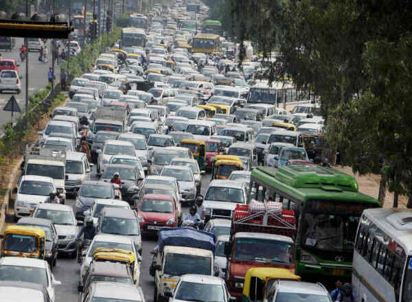 Heavy Traffic Grips Delhi-NCR Ahead of Raksha Bandhan Police Urge Use of Public Transport