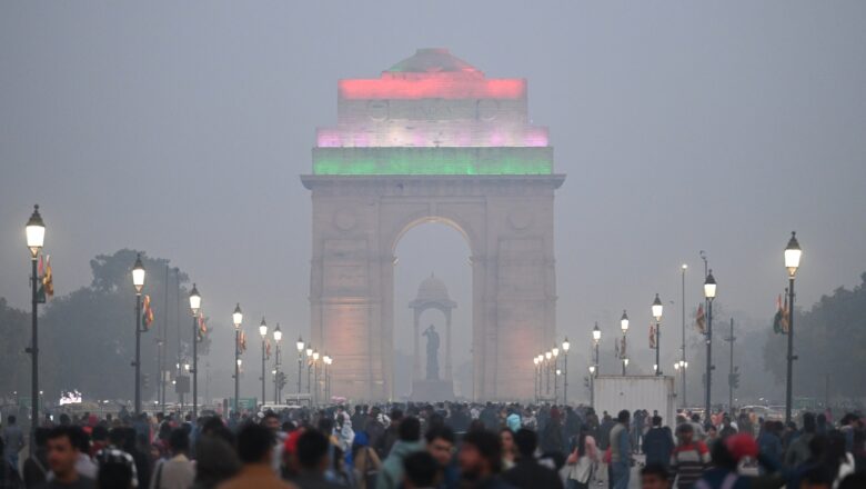 Delhi Shivers as Early Winter Chill Grips the City, Air Quality Slightly Improves