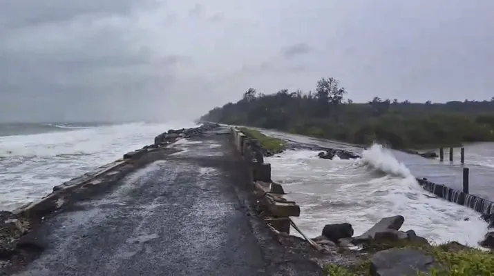 Cyclone Montha Nears Andhra Coast, Authorities Evacuate Vulnerable Areas