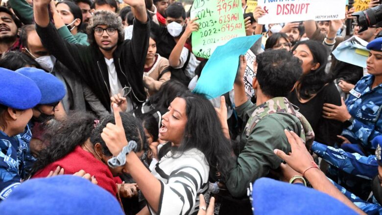 Delhi air pollution protest at India Gate, several detained for gathering without permission
