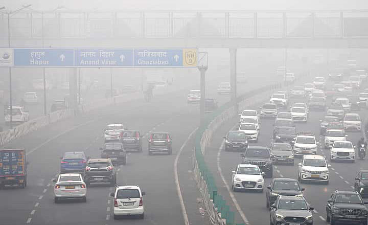 Delhi AQI Soars Past 400 as Dense Fog Disrupts Flights Across North India