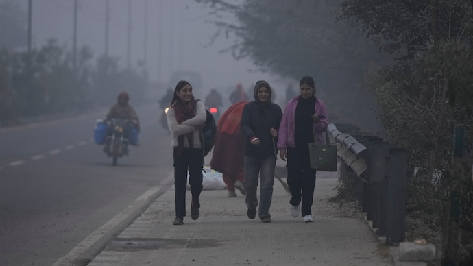Delhi Records Coldest Morning of the Season as Minimum Temperature Drops to 5.8 Degrees Celsius