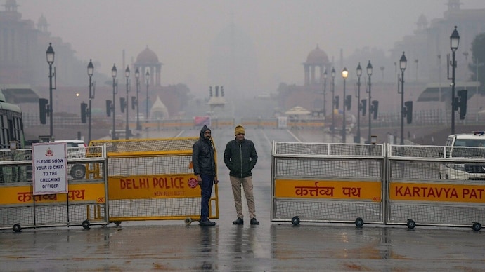 Delhi Shivers as Temperature Drops to Season’s Lowest 4.6°C After Surprise Rain and Dense Fog