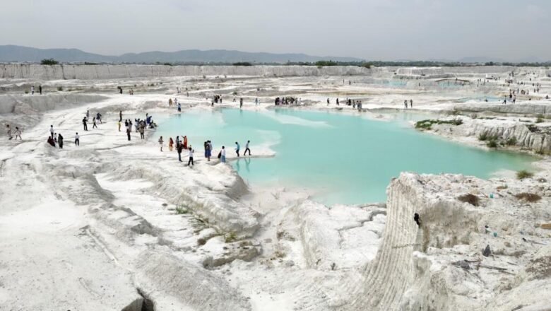 Indian Marble Waste Dump Becomes Unlikely Tourist Attraction in Rajasthan
