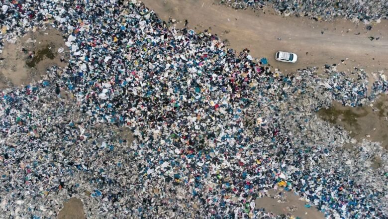 Chilean Startup Turns Atacama Discarded Clothes into Building Insulation